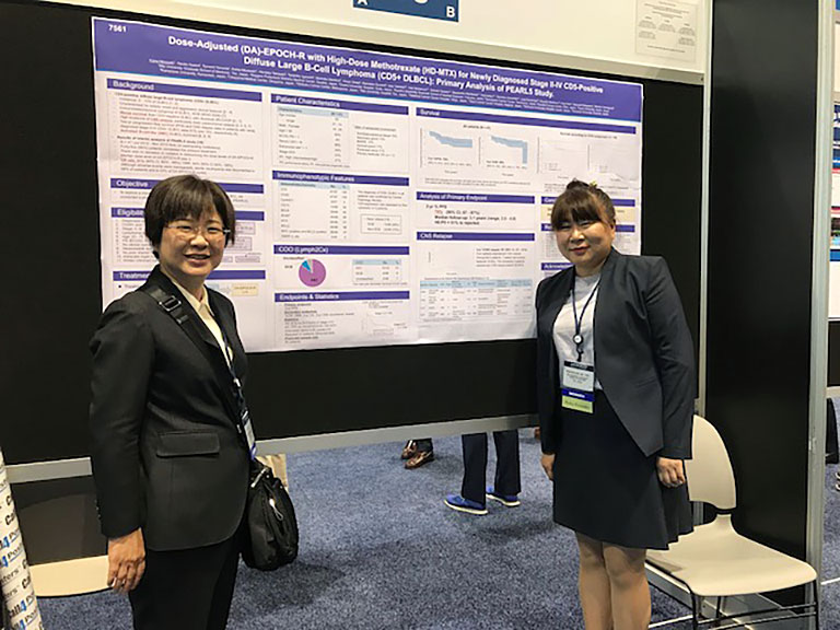 2018年米国臨床腫瘍学会(ASCO)のポスター発表。山口素子先生と。