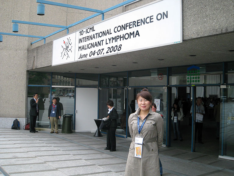 2008年第10回国際悪性リンパ腫会議(ICML)の会場入り口で。海外学会での初めての口演が終わりホッとしている。