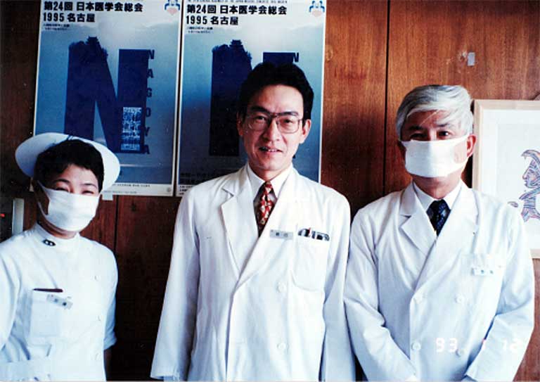 1993年 幹事長として携わった日本医学会総会(1995年開催)のポスターをバックに実行委員長の齋藤英彦名古屋大学第一内科教授(当時)らと