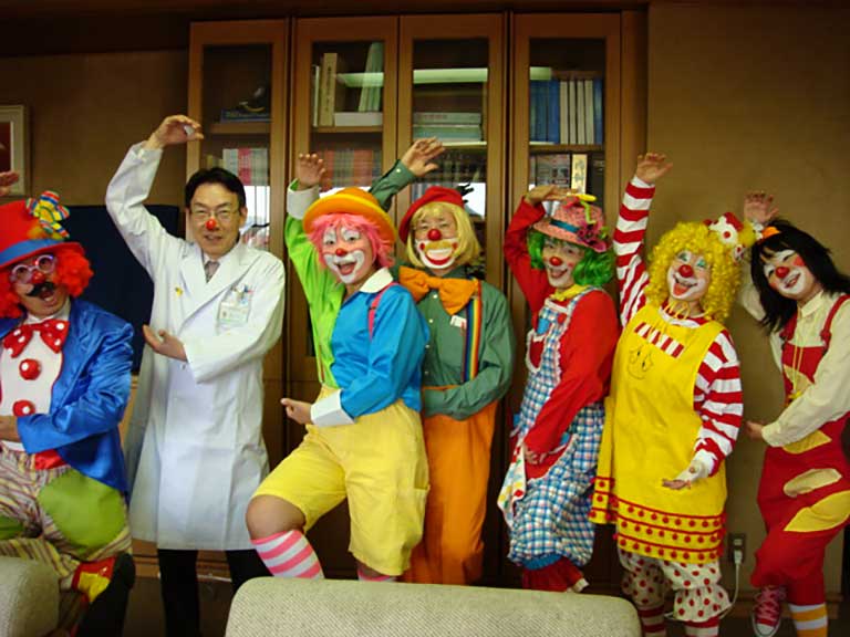 2008年10月 名古屋医療センター小児病棟にホスピタルクラウンの訪問を受けた際の院長室でのスナップ