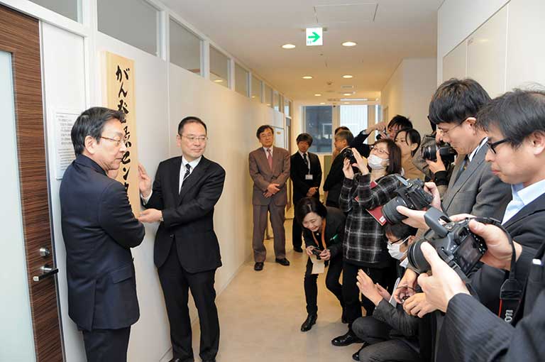 2016年1月 国立がん研究センターがん登録センターの開所式。多くの取材を受ける。右は厚生労働省健康局長の福島靖正氏