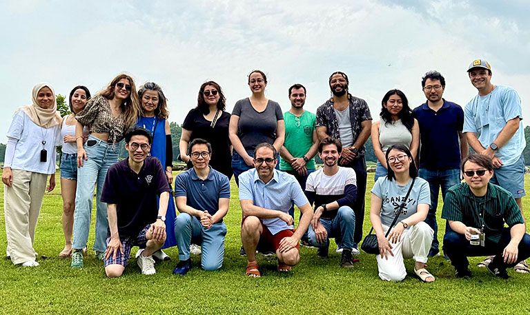 2025年7月、ニューヨーク。Summer BBQパーティー。Ito研メンバーのほか、Meelad Dawlaty先生・Wenjun Guo先生とともに。前列左端が著者。