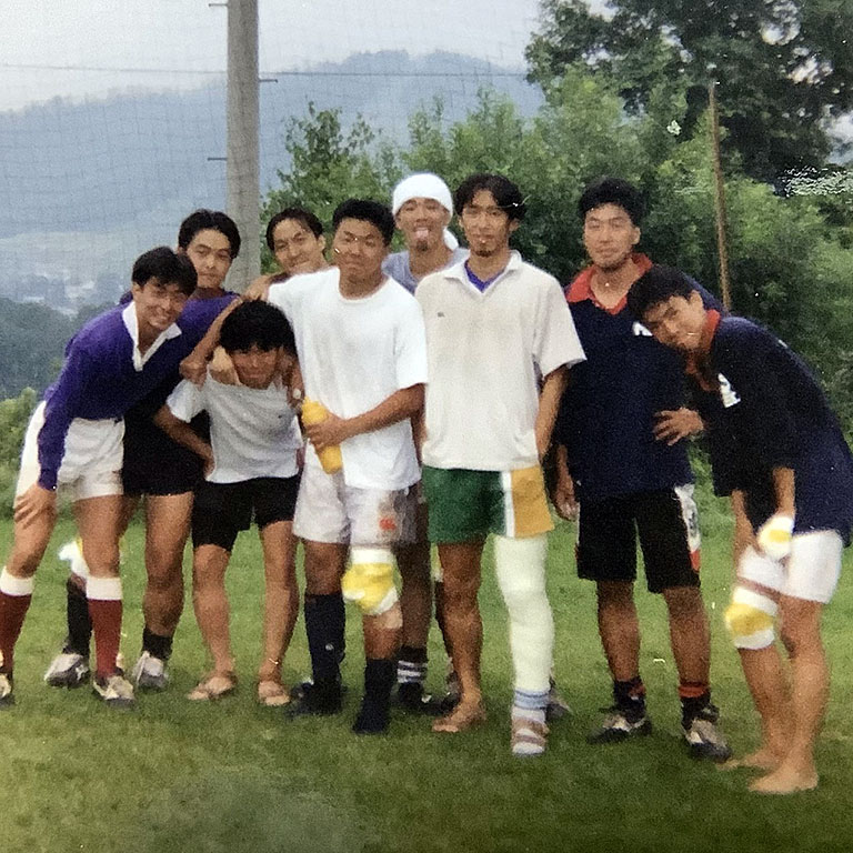 1998年夏、菅平。合宿中の練習試合を終え、医学部ラグビー部の同期とともに。右端が著者。