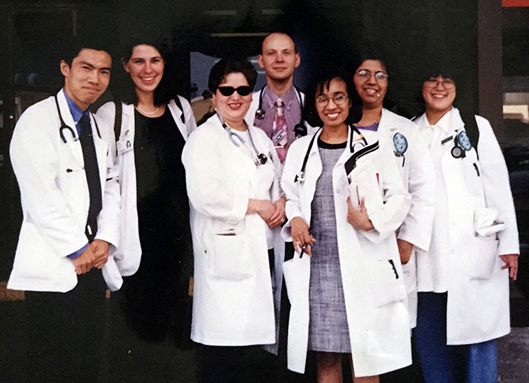 1999年7月、ニューオーリンズ。Tulane大学への短期留学中、病棟回診を終えEndocrinologyチームとともに。左端が著者。