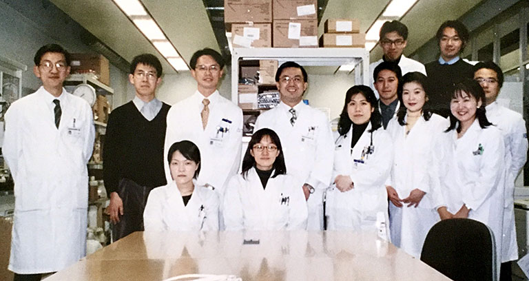 2002年、木崎研究室のリサーチパークへ移転。木崎昌弘先生（中央奥）をはじめ、金城謙太郎先生（最後列右端）・仲里朝周先生（著者の前）を含む木崎研メンバーと。最後列右から2人目が著者。
