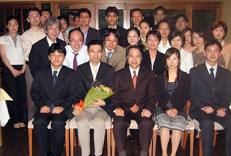 2006年、東京・信濃町。血液内科で開いていただいた壮行会の集合写真。前列中央の池田康夫先生、右奥の木崎昌弘先生をはじめ血液内科の皆さんと。前列左から2人目が著者。