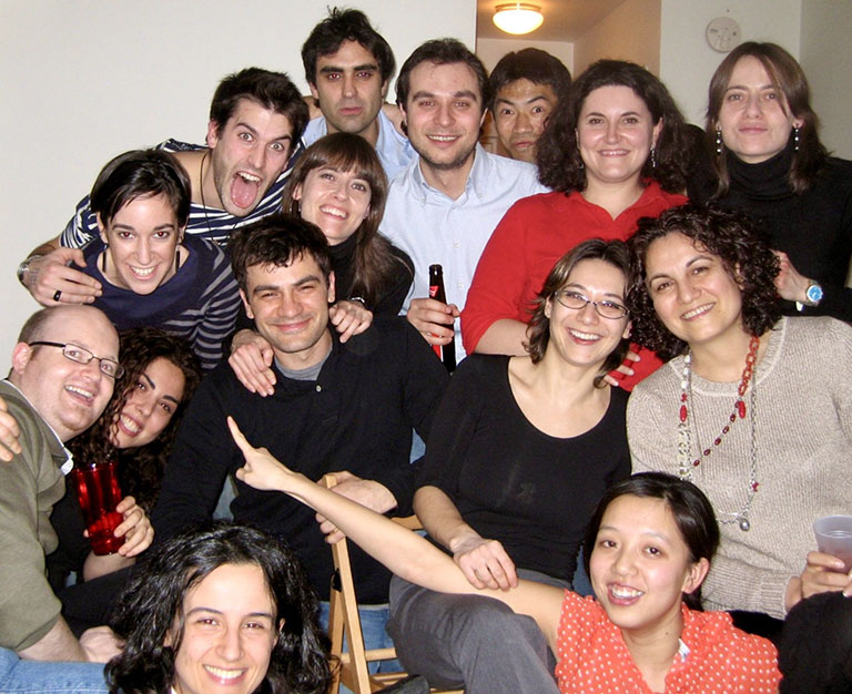 2007年2月、ニューヨーク。Pandolfi研のラボパーティーにて、メンバーと。Bench mateのIsabelさんが主催。後列中央が著者。