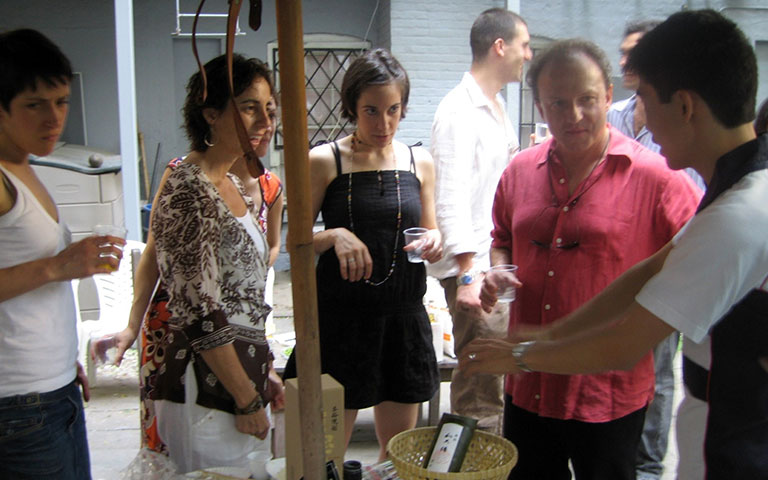 2007年、NY。翌月にボストンへ移る直前の6月、当時住んでいたアパートの裏庭でPandolfi研メンバーを招いて開催した酒パーティー。Pandolfi先生（右から2人目）、研究室メンバーと。右端が著者。