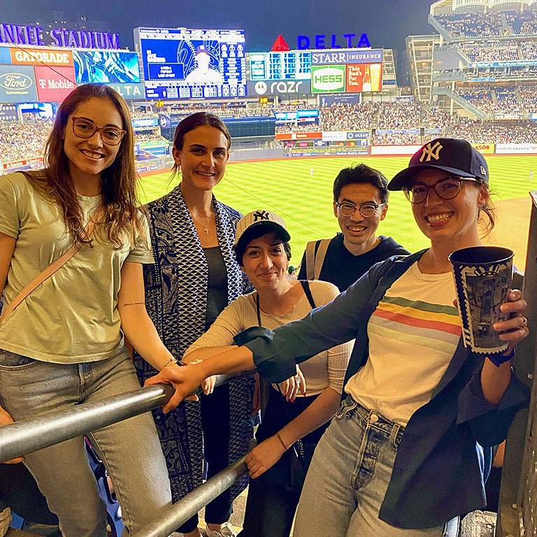 2022年、NY。Ito研メンバーとヤンキー・スタジアムにてSubway Series（メジャーリーグのNY Yankees対 Mets）観戦後の一幕。