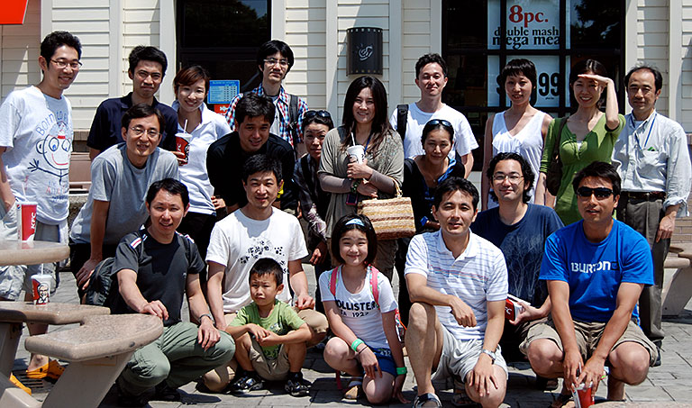 2011年、ケープコッド（MA）。「いざよい会」の仲間とヒラメ釣りを満喫。ボストンへ戻り、メンバー宅でのパーティーでは、釣り上げた魚を囲んで科学のディスカッションと交流を楽しみました。