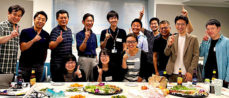 2023年、ボストン。いざよいホームカミング。発起人の佐々木敦朗さん（2列目左から4人目）・中村能久さん（現・シンシナティ大学医学部：左端）・梶村慎吾さん（現・ハーバード大学医学部：左から2人目）・森下博文さん（現・マウントサイナイ医科大学：右から3人目）と著者（右から2人目）、同世代の行川賢さん（現・カリフォルニア大学デービス校：左から3人目）も一緒に、現役いざよい会メンバーと二次会で交流を深めるひととき。