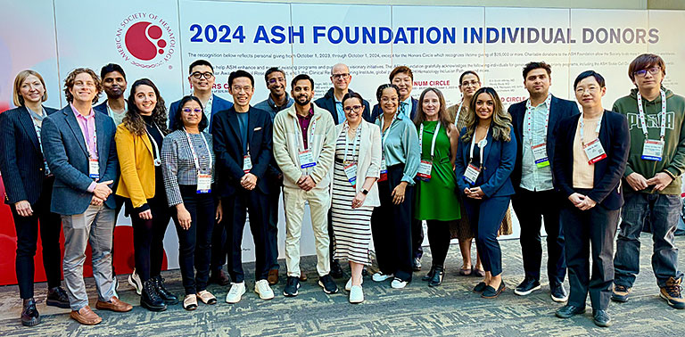 2024年12月、米国血液学会、サンディエゴ。アインシュタイン医科大学細胞生物学・幹細胞センターのメンバーと。学生も多く参加し発表を行いました。前列左から4人目中央右が著者。