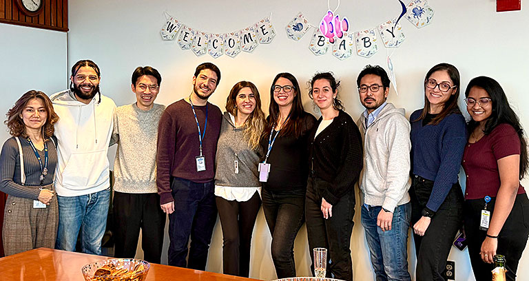 2025年1月、NY。ラボパーティー。Ito研メンバーと。左から3人目が著者。