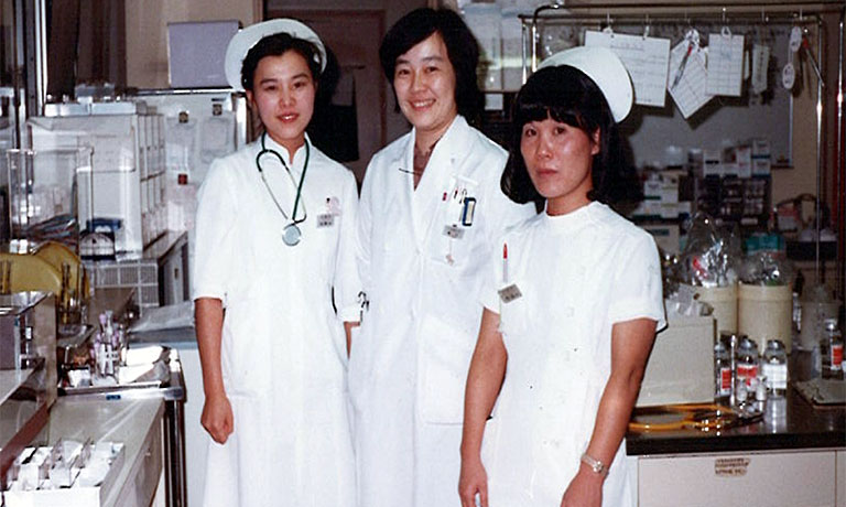 1983年 癌研究会附属病院ナースステーションにて看護師さんと