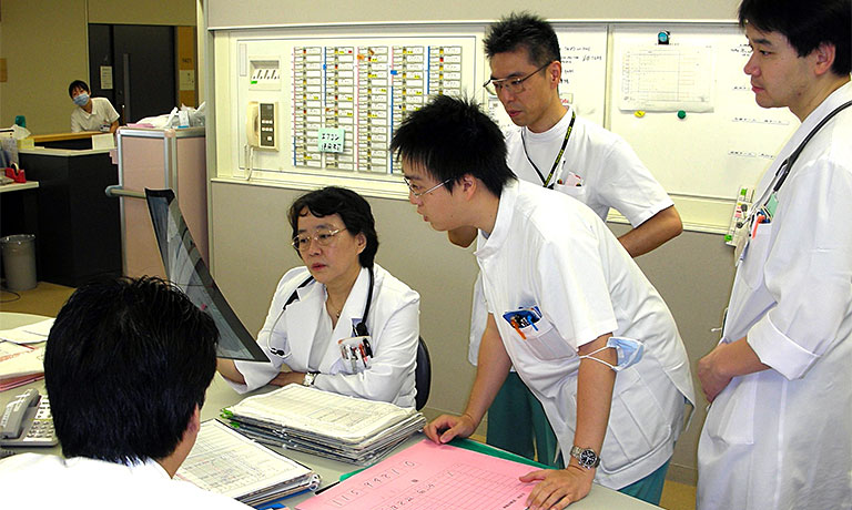 2006年8月 病棟回診の風景