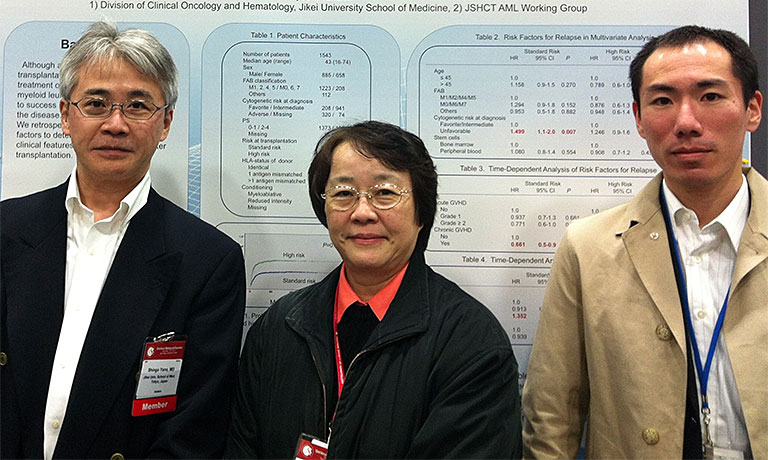 2011年12月 ASH（San Diego）のPosterの前で、後輩の矢野真吾先生（現・東京慈恵会医科大学 腫瘍・血液内科 教授）、鈴木一史先生（現・同大学 同科 准教授）と